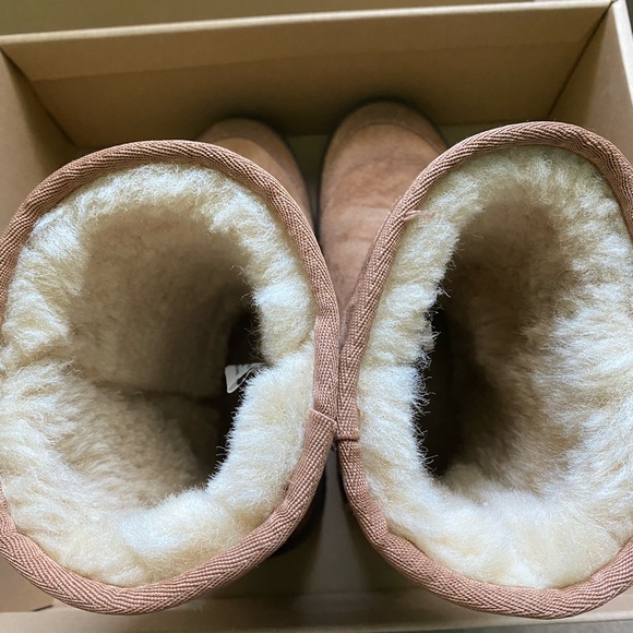 Classic women’s short Ugg boots - Picture 2 of 4